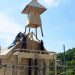 Prima biserică ortodoxă românească în stil maramureșean din Japonia prinde contur. A fost montată turla lăcașului de cult