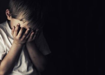 Mamă acuzată că și-ar fi agresat copilul de 5 ani, doi tineri au fost reținuți, la Vișeu de Sus