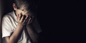 Mamă acuzată că și-ar fi agresat copilul de 5 ani, doi tineri au fost reținuți, la Vișeu de Sus