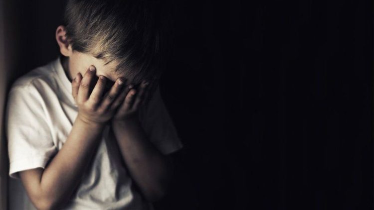 Mamă acuzată că și-ar fi agresat copilul de 5 ani, doi tineri au fost reținuți, la Vișeu de Sus