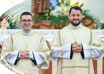 Un tânăr din Baia Mare primește hirotonirea preoțească și revine acasă pentru prima Sfântă Liturghie