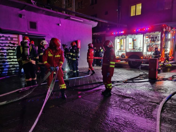 Incendiu într-un apartament din Baia Mare. Locatarii unui bloc de pe strada Vlad Țepeș, evacuați de urgență