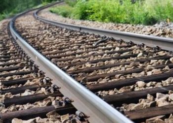 Accident la o trecere la nivel cu calea ferată în Maramureș: tren Baia Mare-Mangalia a acroșat un autoturism