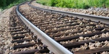 Accident la o trecere la nivel cu calea ferată în Maramureș: tren Baia Mare-Mangalia a acroșat un autoturism