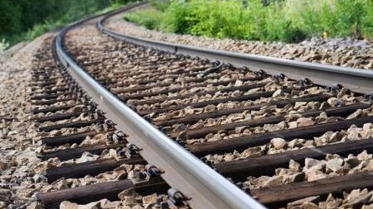 Accident la o trecere la nivel cu calea ferată în Maramureș: tren Baia Mare-Mangalia a acroșat un autoturism