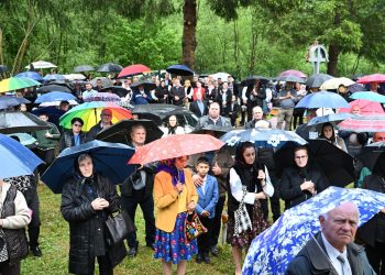 Mitropolitul Andrei a binecuvântat noul altar de vară din Fiad și lucrările de renovare ale bisericii