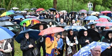 Mitropolitul Andrei a binecuvântat noul altar de vară din Fiad și lucrările de renovare ale bisericii