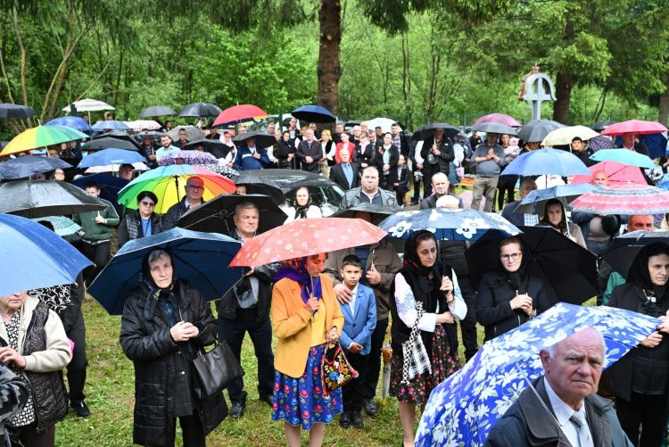 Mitropolitul Andrei a binecuvântat noul altar de vară din Fiad și lucrările de renovare ale bisericii