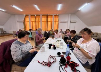 Senioarele din Baia Mare păstrează vie tradiția – Pregătesc ștergare pentru Dansul Socăcițelor