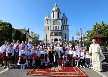 Meșterul popular Sabin Bumb, distins de Preasfințitul Părinte Iustin la Tăuții de Sus