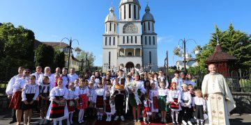 Meșterul popular Sabin Bumb, distins de Preasfințitul Părinte Iustin la Tăuții de Sus