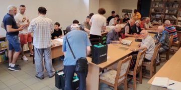 Biblioteca Județeană „Petre Dulfu” Baia Mare deschide un Cerc de filatelie pentru pasionați de timbre și colecționari de cartonașe FIFA World Cup 2026