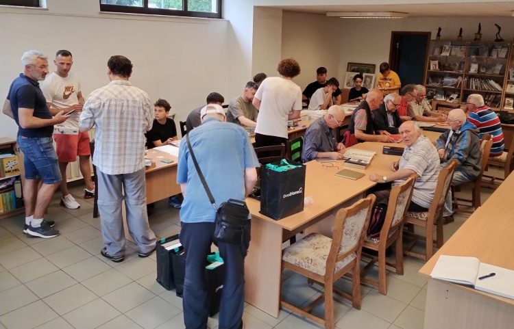 Biblioteca Județeană „Petre Dulfu” Baia Mare deschide un Cerc de filatelie pentru pasionați de timbre și colecționari de cartonașe FIFA World Cup 2026