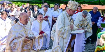 Sfințirea bisericii „Fericiții Episcopi Martiri Greco-Catolici Români” din Ocna Șugatag – Sfânta Liturghie Arhierească