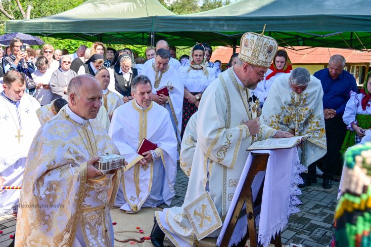 Sfințirea bisericii „Fericiții Episcopi Martiri Greco-Catolici Români” din Ocna Șugatag – Sfânta Liturghie Arhierească