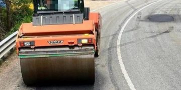 Reparații cu mixtură asfaltică la cald pe DN 18, între Moisei și Borșa