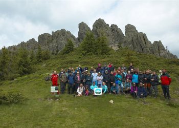 Zeci de participanți au descoperit Creasta Cocoșului într-o drumeție dedicată Zilei Internaționale a Mediului