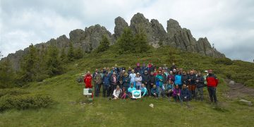 Zeci de participanți au descoperit Creasta Cocoșului într-o drumeție dedicată Zilei Internaționale a Mediului