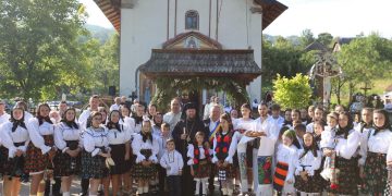 PS Timotei Sătmăreanul a sfințit clopotele și capela de cimitir din Slătioara. Distincții pentru preotul paroh și credincioși