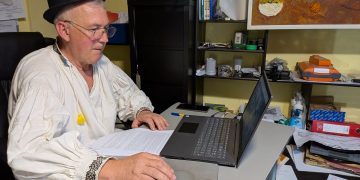Bibliotecarii maramureșeni au sărbătorit Ziua Iei într-o șezătoare online dedicată tradiției