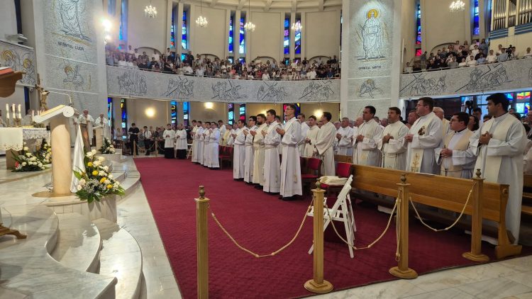 Zece diaconi au fost hirotoniți preoți la Episcopia romano-catolică Iași, printre care și băimăreanul Gabriel-Ștefan Mureșan