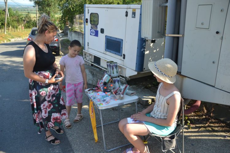 La doar 11 ani, o fetiță din Maramureș și-a deschis propria „afacere”. Sonia Clara își vinde creațiile handmade în centrul satului