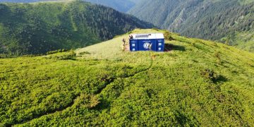 „Refugiu de Speranță” în Munții Maramureșului: al doilea adăpost montan instalat la 1.850 m altitudine