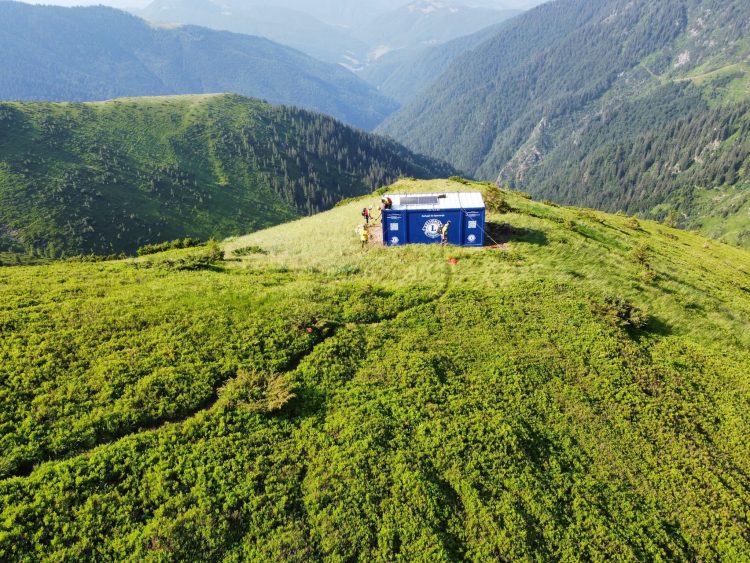 „Refugiu de Speranță” în Munții Maramureșului: al doilea adăpost montan instalat la 1.850 m altitudine