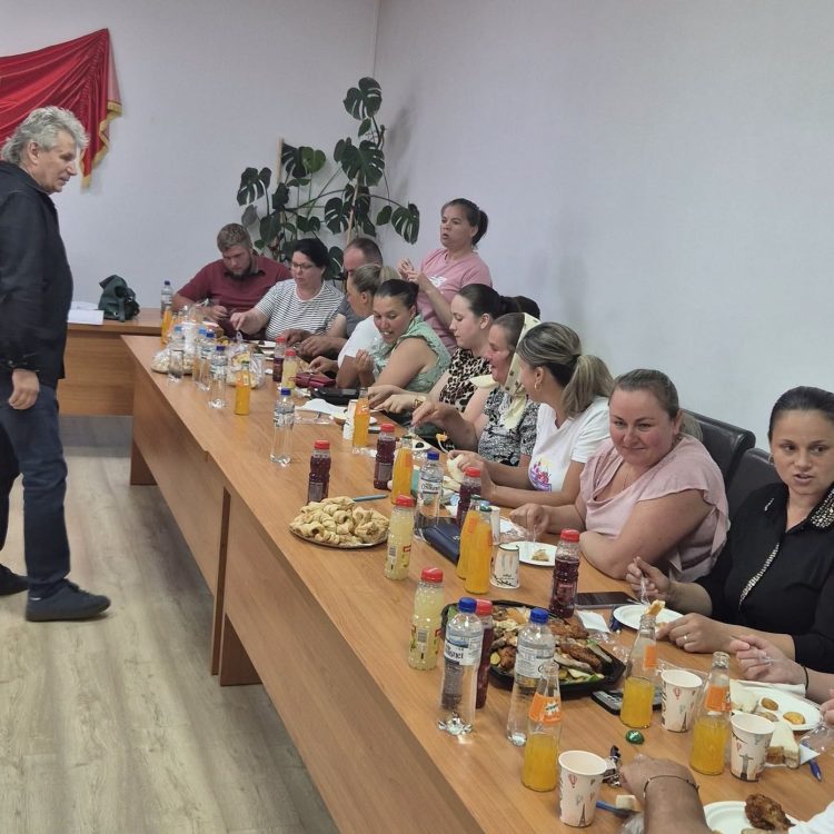 13 cursanți din Budești au absolvit gratuit cursul de tâmplar artizanal