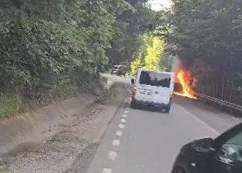EXCLUSIV | O mașină a luat foc în aceste momente la Cavnic, în zona de sub pârtii
