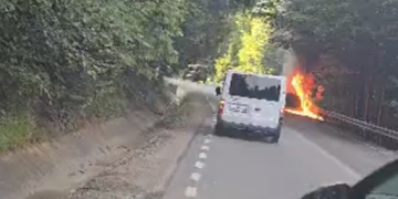 EXCLUSIV | O mașină a luat foc în aceste momente la Cavnic, în zona de sub pârtii