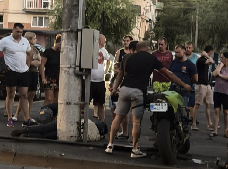 Grav accident cu doi motocicliști în Baia Sprie. Unul dintre ei a fost proiectat într-un indicator rutier