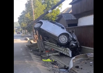 Accident în Săcel: un șofer de 22 de ani, rănit după ce a intrat cu mașina într-un cap de pod și apoi într-un stâlp