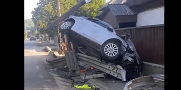 Accident în Săcel: un șofer de 22 de ani, rănit după ce a intrat cu mașina într-un cap de pod și apoi într-un stâlp