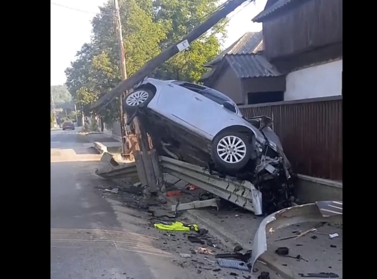 Accident în Săcel: un șofer de 22 de ani, rănit după ce a intrat cu mașina într-un cap de pod și apoi într-un stâlp