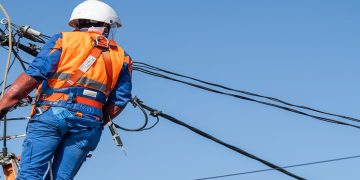 Bărbat electrocutat în timpul unor lucrări la un stâlp de electricitate în Borșa. Poliția a deschis dosar penal