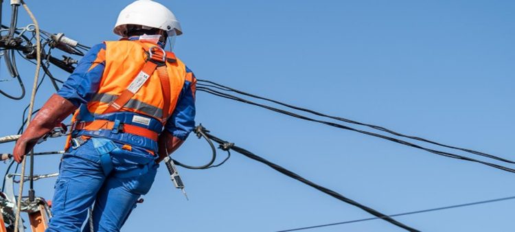 Bărbat electrocutat în timpul unor lucrări la un stâlp de electricitate în Borșa. Poliția a deschis dosar penal