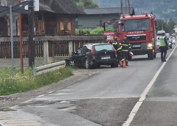 Accident în Vișeu de Sus – O șoferiță a intrat cu mașina într-un gard și a ajuns la spital