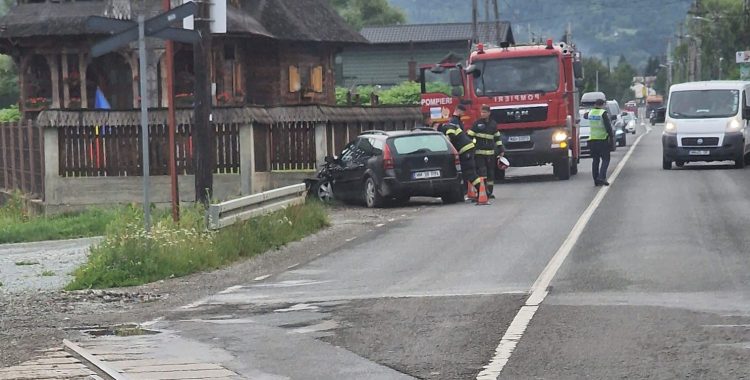 Accident în Vișeu de Sus – O șoferiță a intrat cu mașina într-un gard și a ajuns la spital