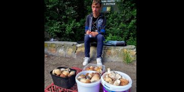 Povestea lui Răzvan, copilul care muncește pentru a-și ajuta familia, continuă să impresioneze comunitatea