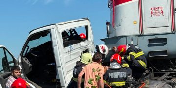 ACCIDENT FEROVIAR GRAV cu trenul Viena – Baia Mare: autoutilitară lovită în plin
