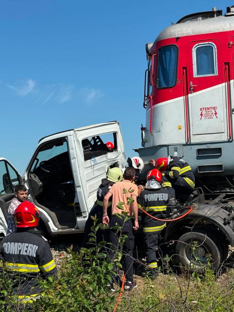 ACCIDENT FEROVIAR GRAV cu trenul Viena – Baia Mare: autoutilitară lovită în plin