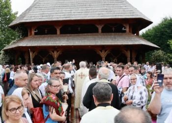 Românii din Italia au o nouă biserică inspirată din tradiția maramureșeană. Lăcașul de cult din Moncalieri, sfințit după ani de eforturi