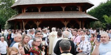 Românii din Italia au o nouă biserică inspirată din tradiția maramureșeană. Lăcașul de cult din Moncalieri, sfințit după ani de eforturi