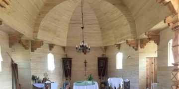 Sfințirea Bisericii „Fericiții Episcopi Martiri Greco-Catolici Români” din Ocna Șugatag. Sfânta Liturghie Arhierească transmisă la Radio Maria