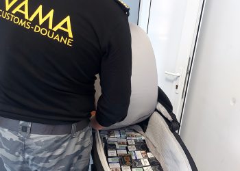 Contrabandă la Sighet – Țigări ascunse sub salteaua unui bebeluș, găsite de vameși