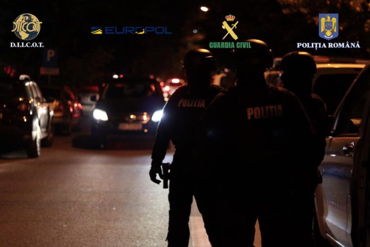 Peste 30 de percheziţii în judeţele Bistriţa-Năsăud şi Maramureş într-un dosar de contrabandă, braconaj şi nerespectarea regimului armelor
