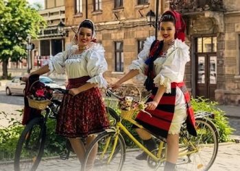 Baia Mare pedalează în ie – Paradă folclorică și spectacol de Ziua Universală a Iei