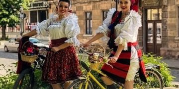 Baia Mare pedalează în ie – Paradă folclorică și spectacol de Ziua Universală a Iei