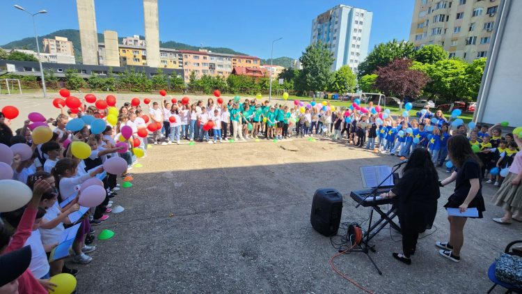 Maramureș, lider național de Ziua Copilului – peste 2.100 de copii și 66 de coruri participă la Ora Copiilor by Cantus Mundi